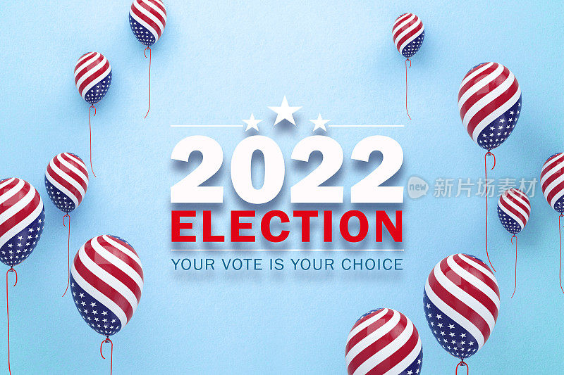 2022年中期选举概念- 2022年选举标题坐在蓝色背景的美国国旗气球中